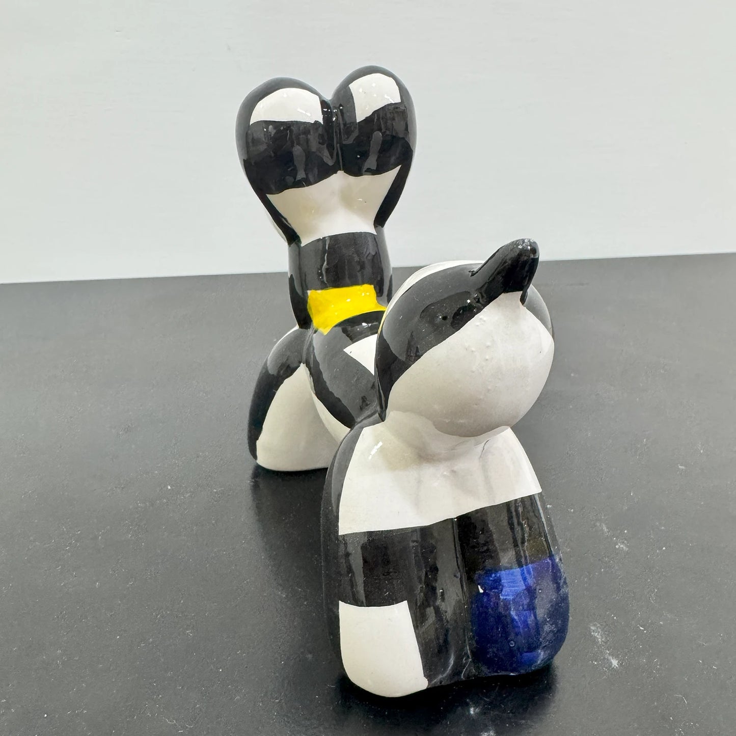 Cane Palloncino in Ceramica Multicolor Astratto – Il Tuo Amico Pop che Non Perde Pelo! - Mamma' Art