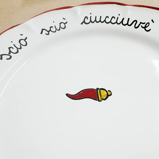 Piatto Piano “Sciò Sciò Ciucciuvè” con Corno Scaramantico in Ceramica Pop di Vietri - Mamma' Art