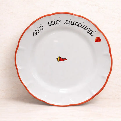 Piatto Piano “Sciò Sciò Ciucciuvè” con Corno Scaramantico in Ceramica Pop di Vietri