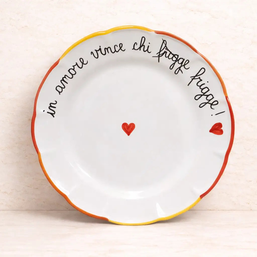 Piatto Piano "In amore vince chi frigge frigge!" - I romantici in cucina