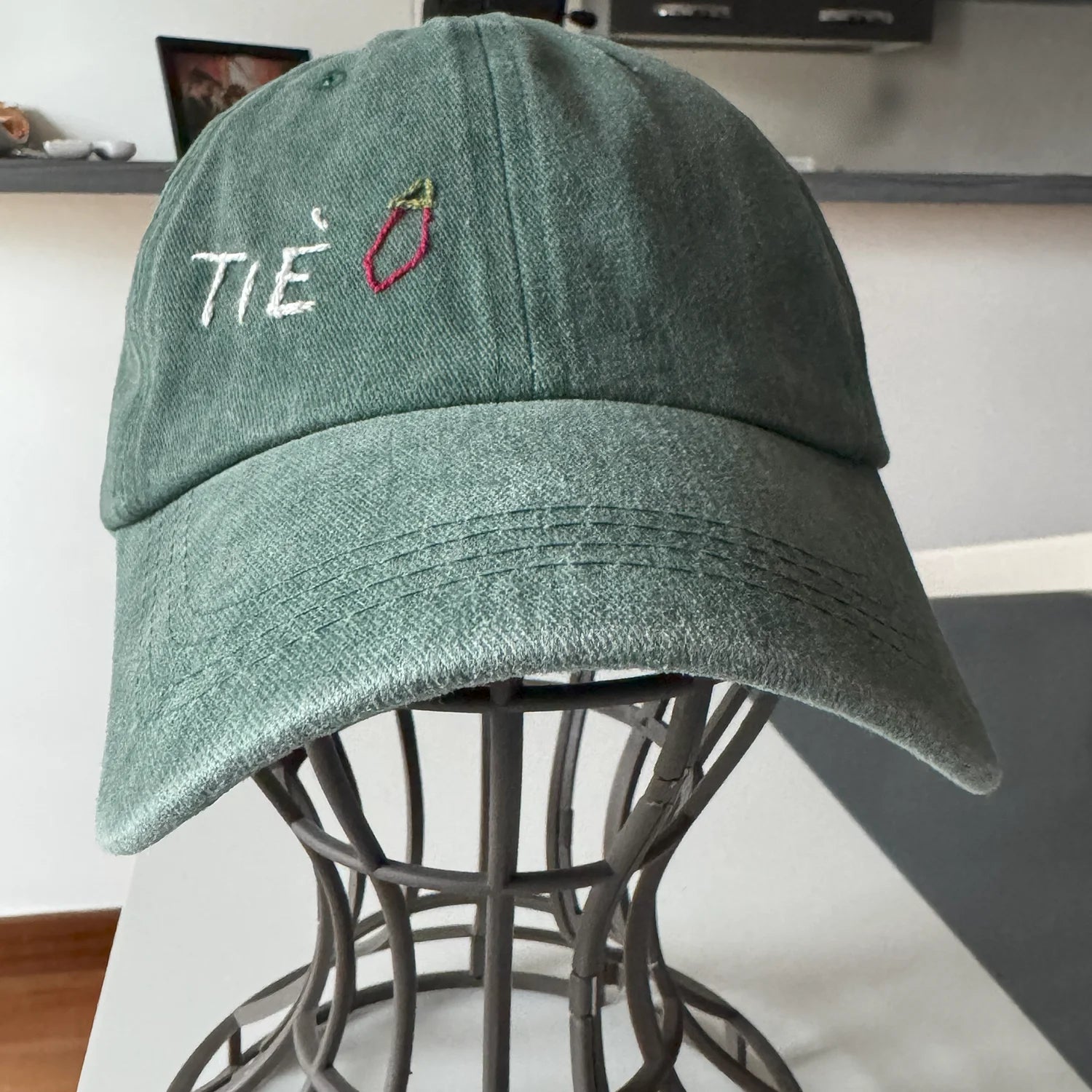 TIÈ – ‘O cappiell’ scaramantico ricamato a mano” - Mamma' Art