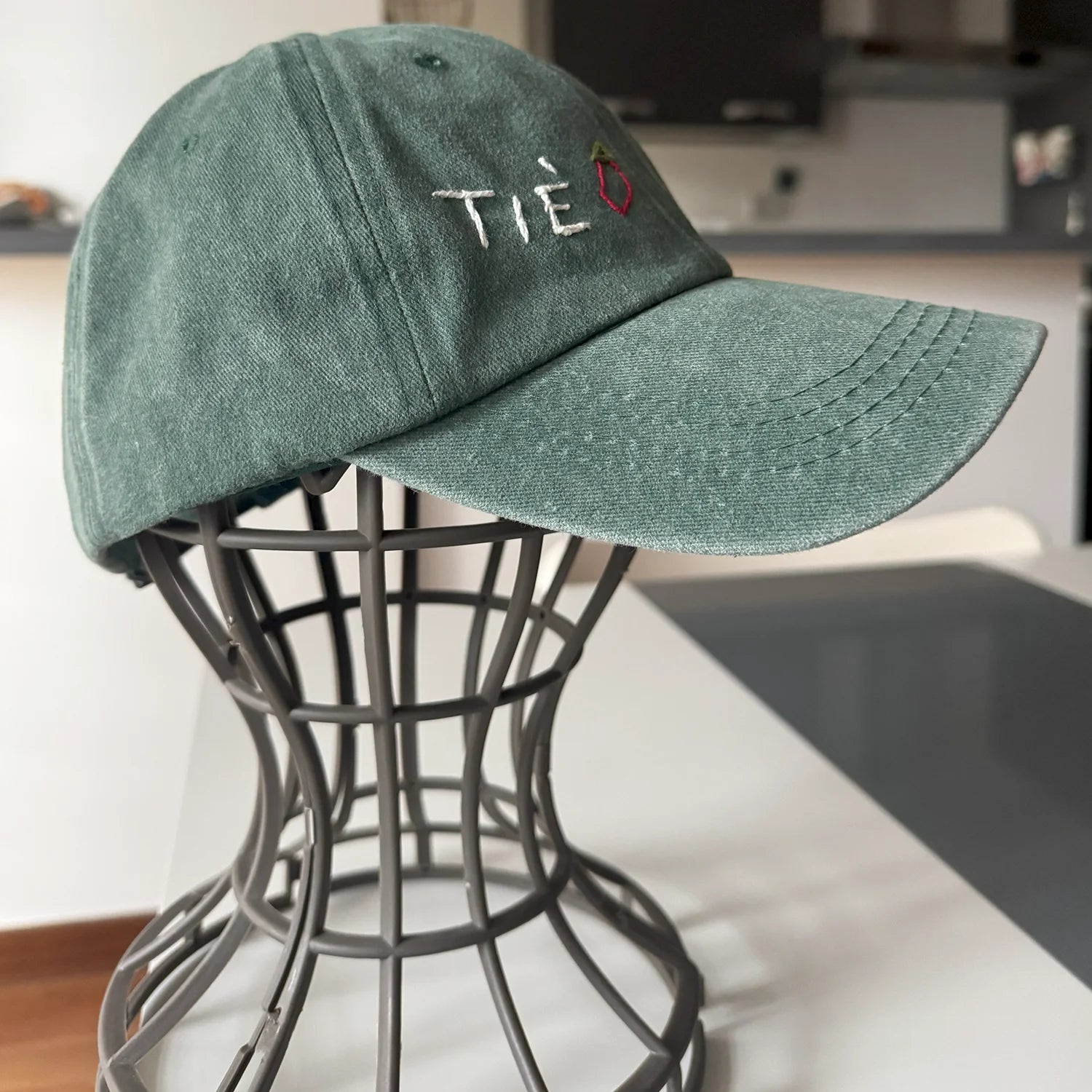 TIÈ – ‘O cappiell’ scaramantico ricamato a mano” - Mamma' Art