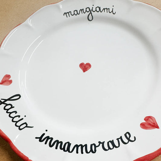 Piatto Piano “Mangiami, Faccio Innamorare” – Ceramica Pop d’Amore Made in Vietri - Mamma' Art