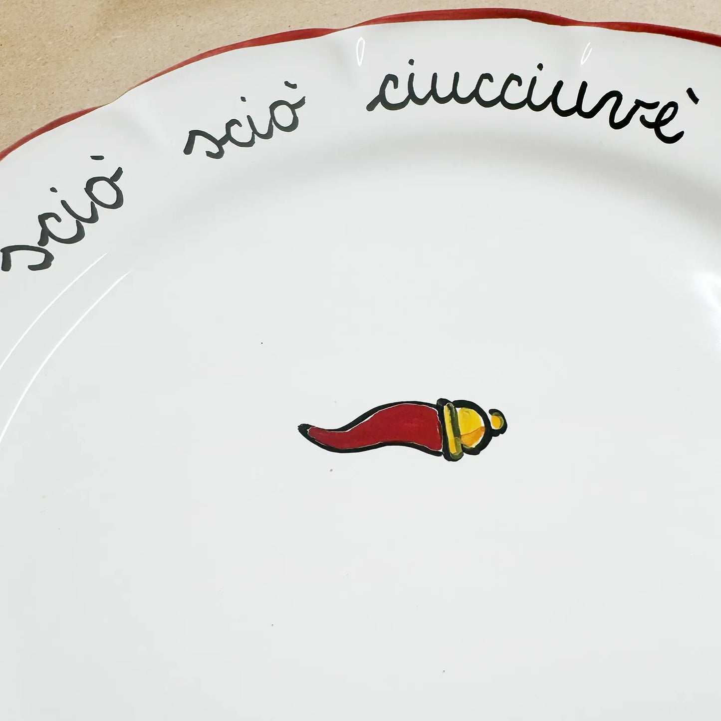 Piatto Piano “Sciò Sciò Ciucciuvè” con Corno Scaramantico in Ceramica Pop di Vietri - Mamma' Art