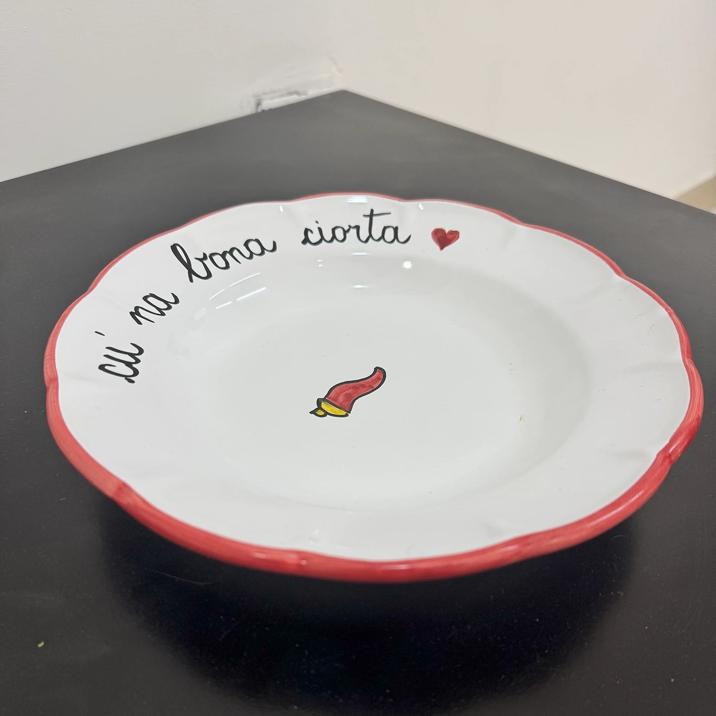 Piatto Fondo – "CÙ 'NA BONA CIORTA" - Mamma' Art