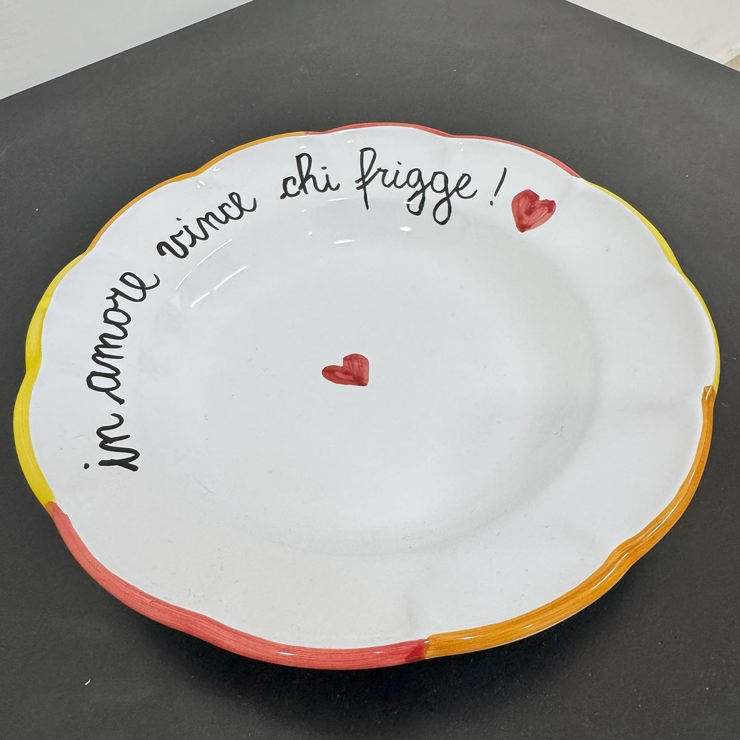 Piatto Fondo  – "IN AMORE VINCE CHI FRIGGE!" - Mamma' Art